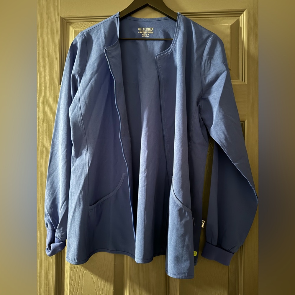 Lightweight scrub jacket